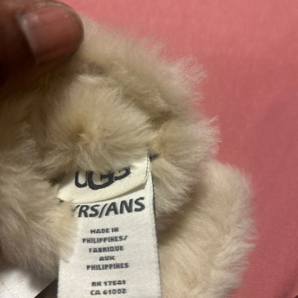 Ugg Sheepskin Mitten With Metal pendent - Picture 7 of 8